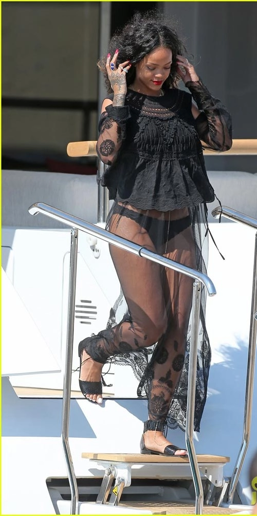 Rihanna mặc váy trong suốt khoe quần chip