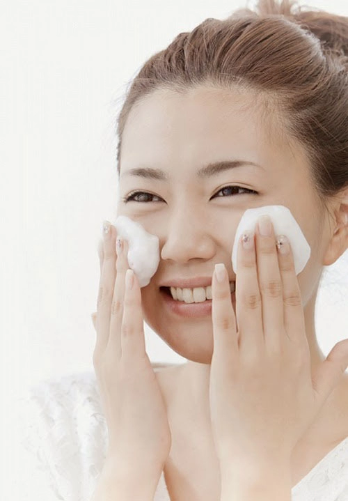 Rửa mặt sai cách đang khiến da bạn lão hoá nhanh hơn