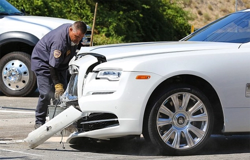  sao truyền hình mỹ đâm nát đầu rolls-royce 