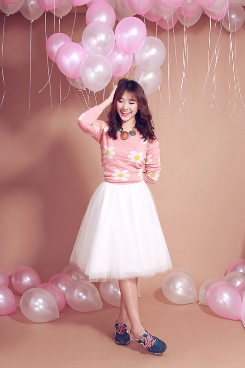 Váy áo kẹo ngọt khiến fan quên tuổi thật của hari won