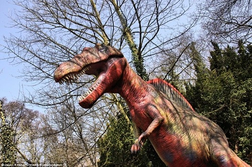 Vẻ bí ẩn bên trong công viên khủng long bị bỏ hoang
