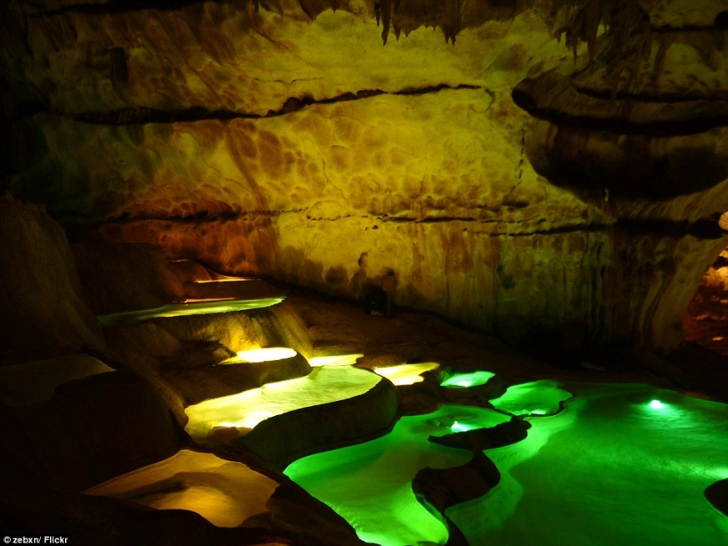 Vẻ đẹp tuyệt mỹ của hồ trong hang động ở pháp