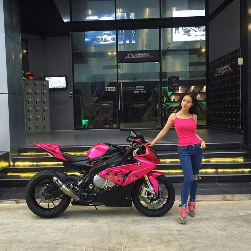 Bmw s1000rr 2015 màu hồng chrome đầy nổi bật của nữ biker thái