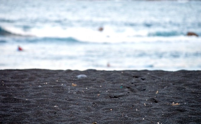 Lạ lẫm những bãi biển cát đen hấp dẫn nhất hành tinh