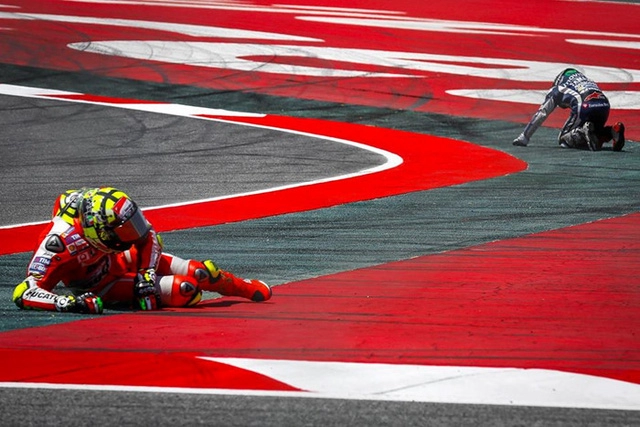 Moto gp iannone cho rằng lỗi thuộc về lorenzo khi phanh quá sớm để vào cua