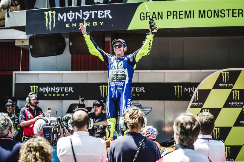 Moto gp iannone cho rằng lỗi thuộc về lorenzo khi phanh quá sớm để vào cua