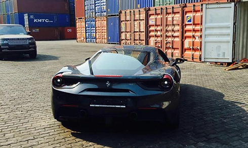  siêu xe ferrari 488 gtb đầu tiên cập cảng sài gòn 