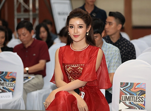 Á hậu huyền my xinh đẹp gợi cảm trên sàn catwalk