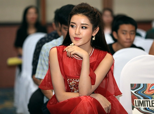 Á hậu huyền my xinh đẹp gợi cảm trên sàn catwalk