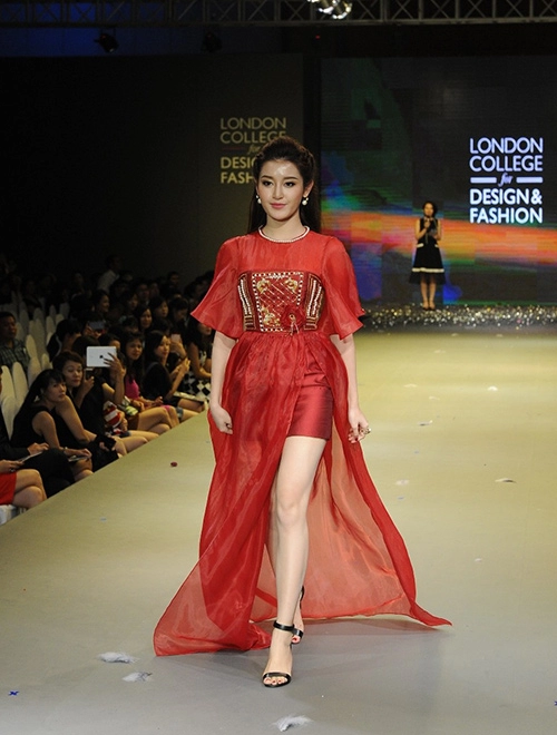 Á hậu huyền my xinh đẹp gợi cảm trên sàn catwalk