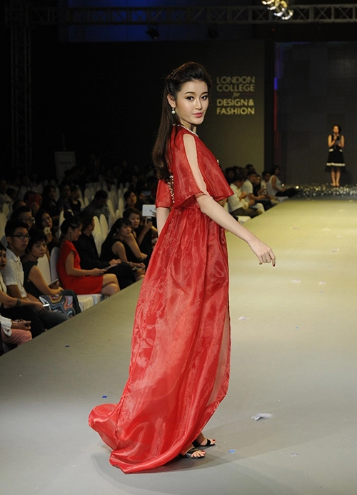 Á hậu huyền my xinh đẹp gợi cảm trên sàn catwalk
