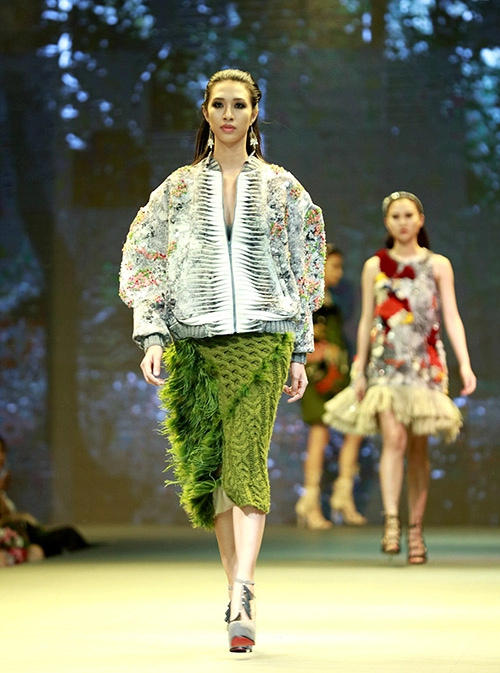 Á hậu huyền my xinh đẹp gợi cảm trên sàn catwalk