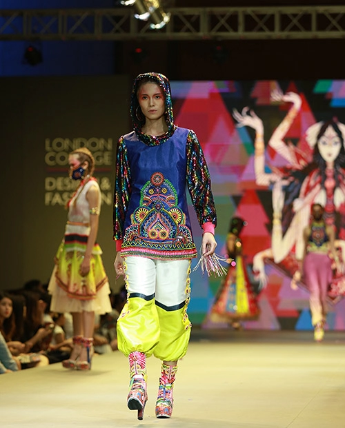 Á hậu huyền my xinh đẹp gợi cảm trên sàn catwalk