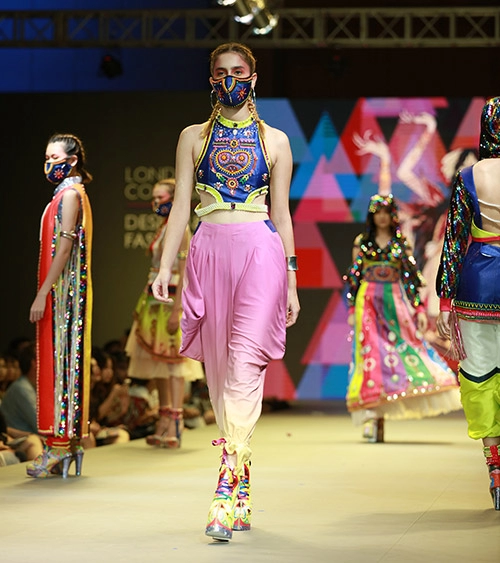 Á hậu huyền my xinh đẹp gợi cảm trên sàn catwalk