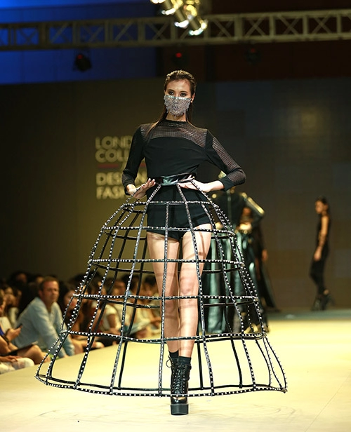 Á hậu huyền my xinh đẹp gợi cảm trên sàn catwalk