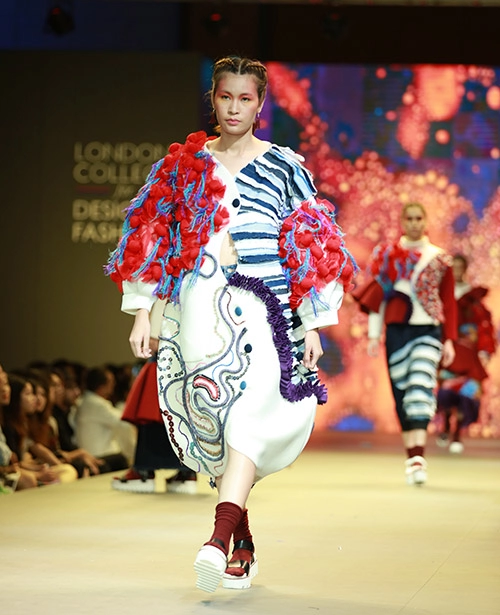 Á hậu huyền my xinh đẹp gợi cảm trên sàn catwalk