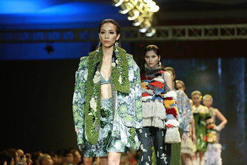 Á hậu huyền my xinh đẹp gợi cảm trên sàn catwalk