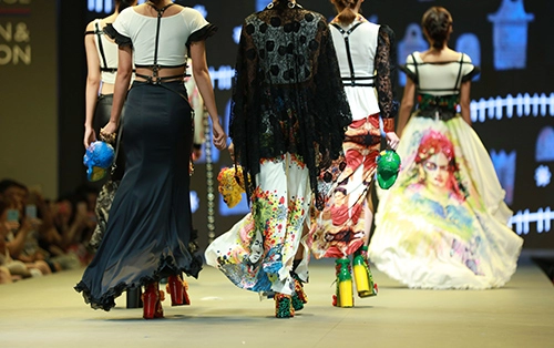Á hậu huyền my xinh đẹp gợi cảm trên sàn catwalk