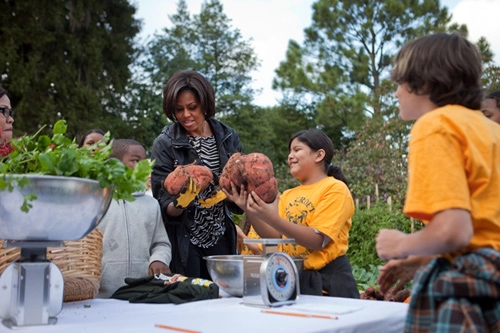 Bà obama cùng các em nhỏ chăm sóc khu vườn rau