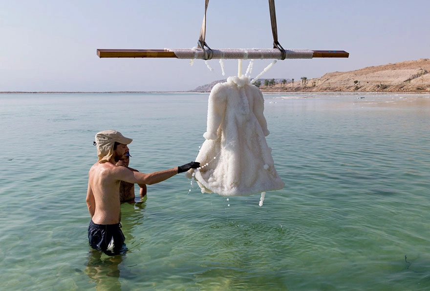Bí mật về chiếc váy ngâm trong lòng biển chết 2 năm