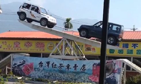  cảnh sát mỹ nhảy lên cứu xe tải mất lái 