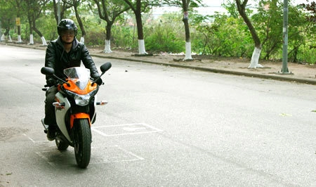  cbr150r và r15 - lựa chọn nào cho khách hàng việt 