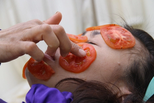Chà cà chua lên mặt 3 giây mỗi ngày và kết quả khiến nhiều cô gái bất ngờ