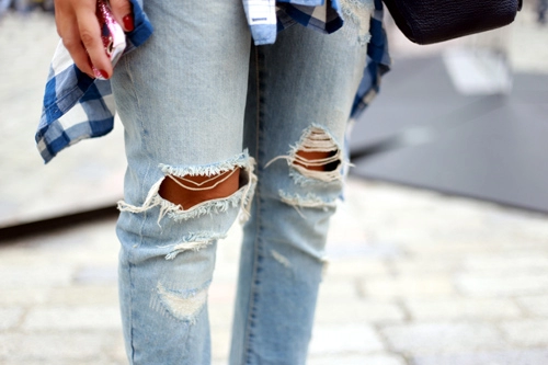 chạm mặt những cô nàng phát cuồng vì jeans rách