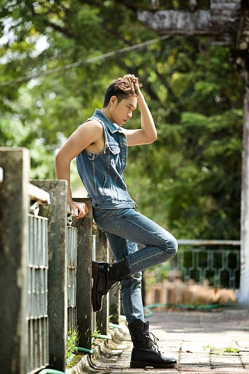 Chàng công sở điệu đà với áo jeans quần rách