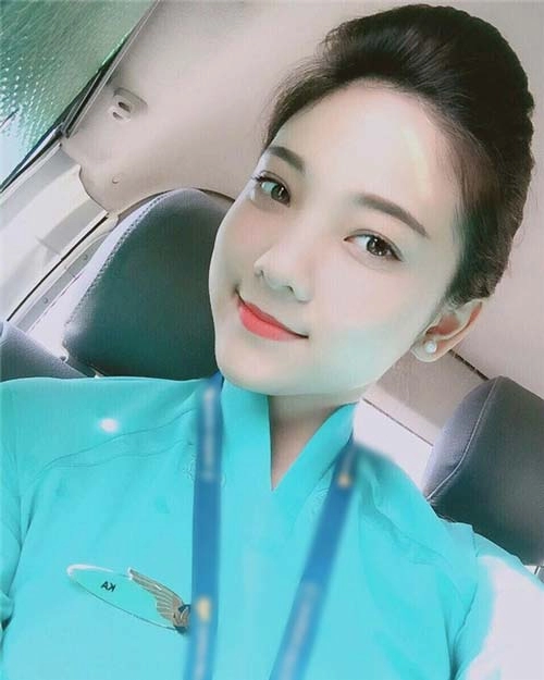 Chỉ là tiếp viên hàng không thôi mà có cần phải xinh thế này không