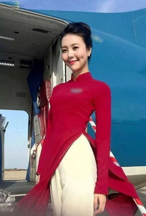 Chỉ là tiếp viên hàng không thôi mà có cần phải xinh thế này không