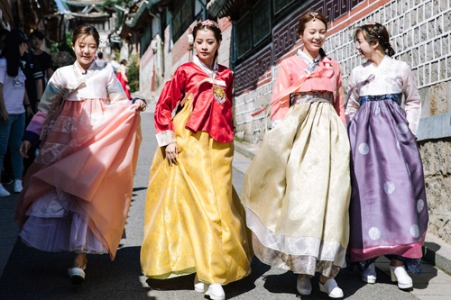 Chi pu mặc hanbok xinh không thua á hậu hàn quốc