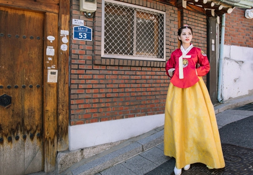 Chi pu mặc hanbok xinh không thua á hậu hàn quốc