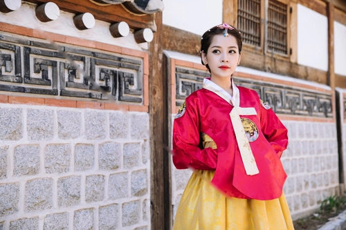 Chi pu mặc hanbok xinh không thua á hậu hàn quốc