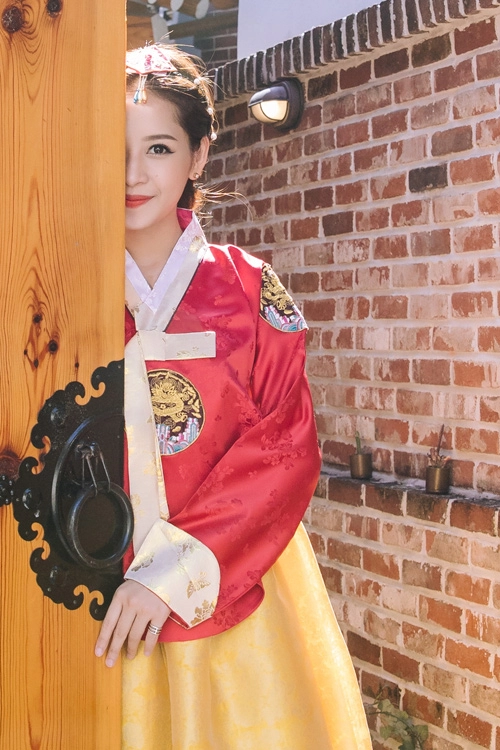 Chi pu mặc hanbok xinh không thua á hậu hàn quốc