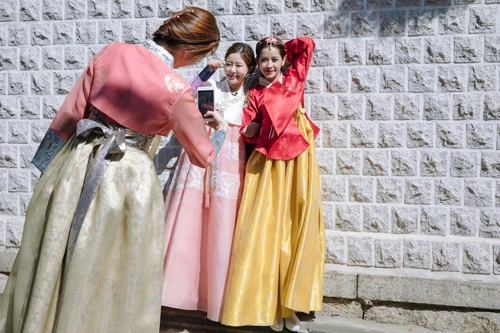 Chi pu mặc hanbok xinh không thua á hậu hàn quốc