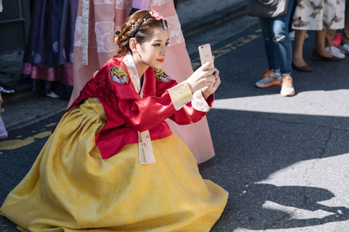 Chi pu mặc hanbok xinh không thua á hậu hàn quốc