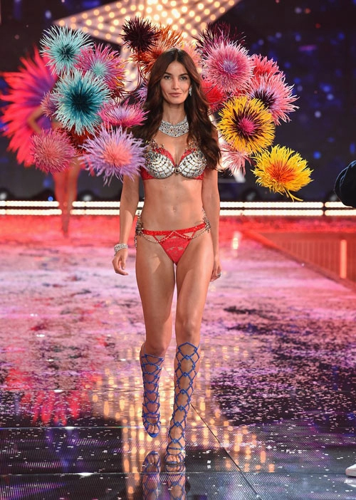 Chưa bao giờ hết xao xuyến khi nhìn lại 20 áo ngực triệu đô của victoria s secret