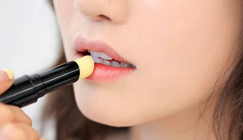 Có 5 mẹo này bạn an tâm ăn uống xả ga mà son vẫn không trôi