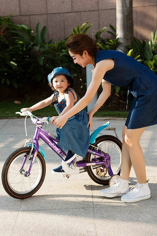 Con gái jennifer phạm thích thú tập đi xe đạp cùng mẹ