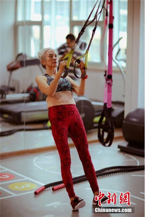 Cụ bà 71 tuổi vẫn tập gym mỗi ngày khiến thanh niên phải ngả mũ ngưỡng mộ