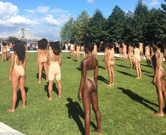 Dàn người mẫu mặc thiếu vải phơi thân dưới nắng gắt