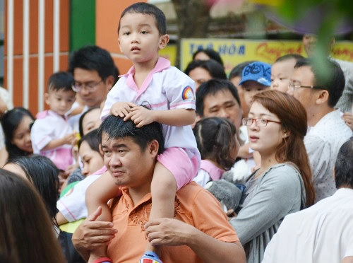 Dễ thương hình ảnh học sinh ngái ngủ khóc mếu ngày đầu đến trường