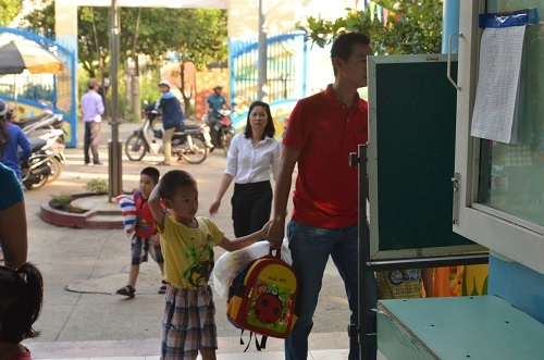 Dễ thương hình ảnh học sinh ngái ngủ khóc mếu ngày đầu đến trường