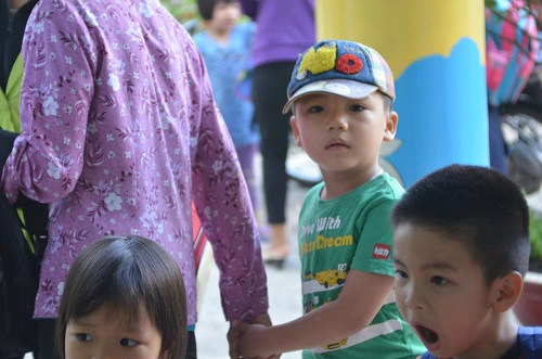 Dễ thương hình ảnh học sinh ngái ngủ khóc mếu ngày đầu đến trường