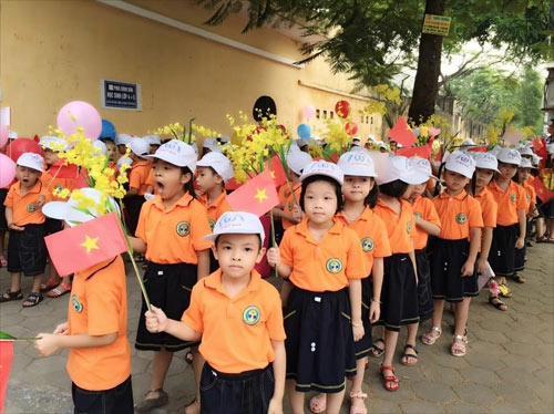 Dễ thương hình ảnh học sinh ngái ngủ khóc mếu ngày đầu đến trường