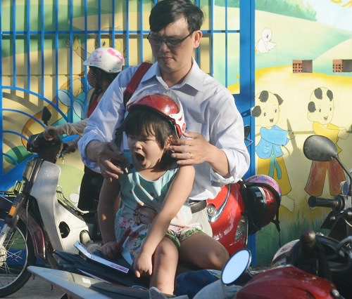 Dễ thương hình ảnh học sinh ngái ngủ khóc mếu ngày đầu đến trường
