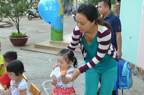 Dễ thương hình ảnh học sinh ngái ngủ khóc mếu ngày đầu đến trường