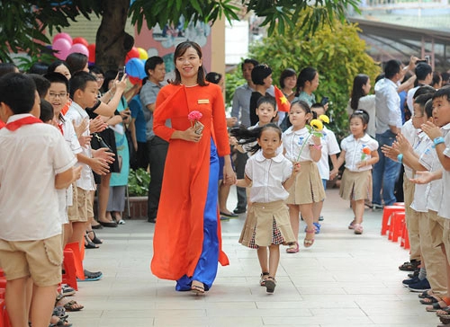 Dễ thương hình ảnh học sinh ngái ngủ khóc mếu ngày đầu đến trường