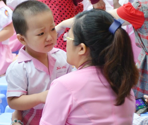 Dễ thương hình ảnh học sinh ngái ngủ khóc mếu ngày đầu đến trường